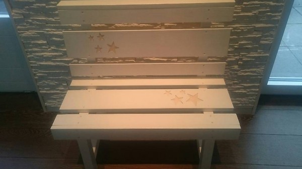 Kindersitzbank mit eingefrästen Sternen