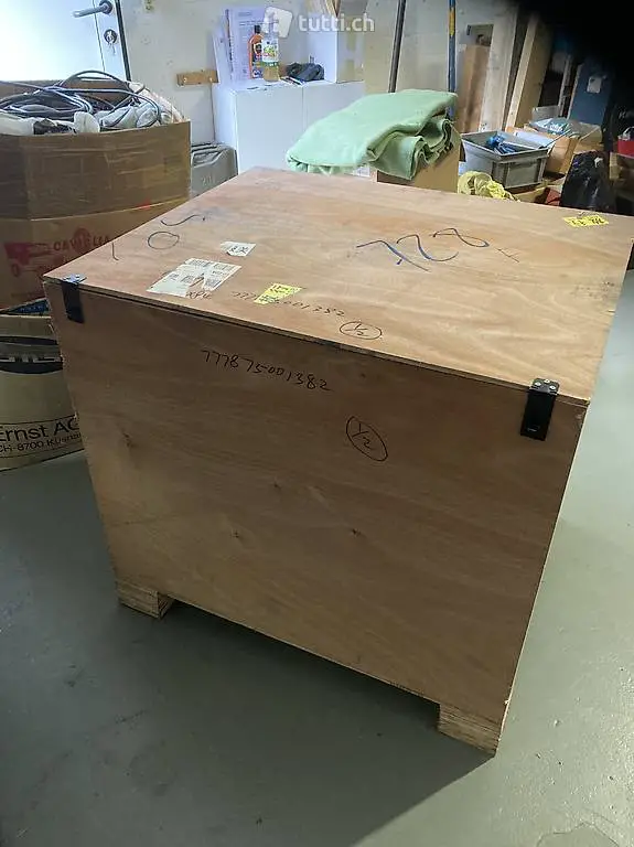 Stabile Kiste mit Deckel aus Sperrholz abschliessbar