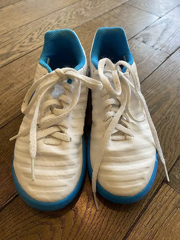 Nike Hallen-Turnschuh Gr. 32 in top Zustand