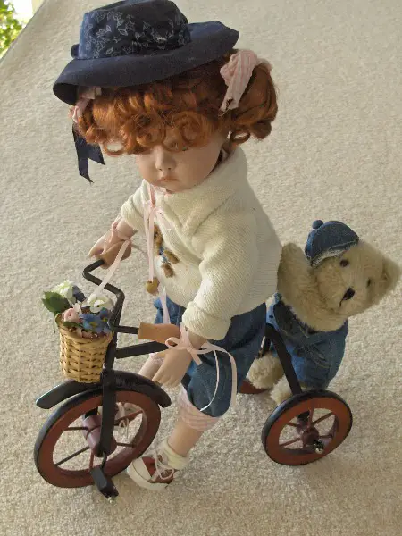 Neuwertig: Liebes Mädchen auf filigranem Fahrrad & A.G. Baby