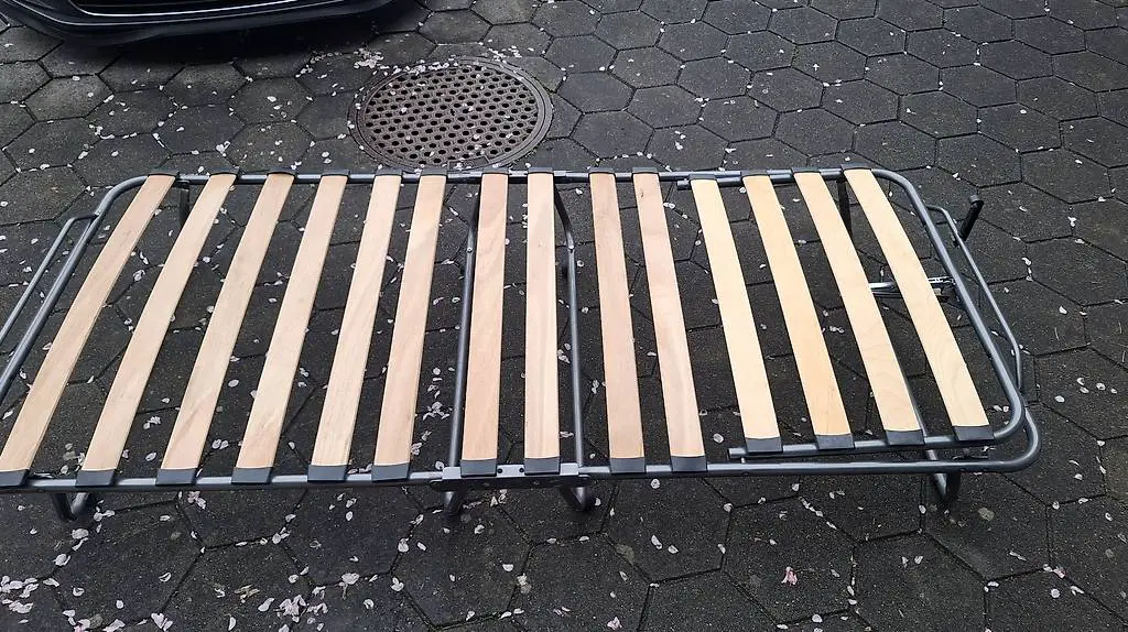 Klappbett mit Federkernmatratze