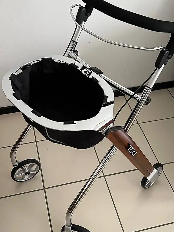 Deambulatore a rotelle Trust con cestino