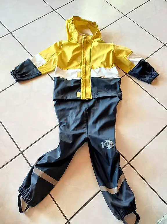 Regenkleidung.