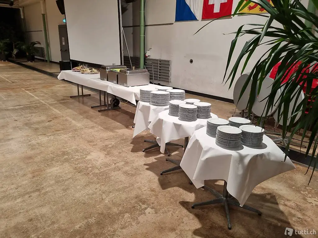  Geschirr und Zubehör sowie Gastromaschinen zu vermieten.