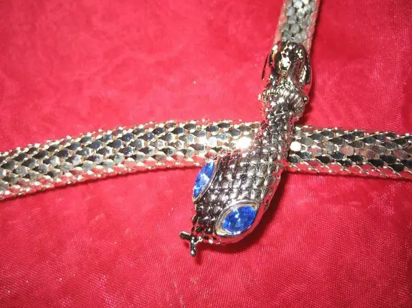 tours de cou en forme de serpent