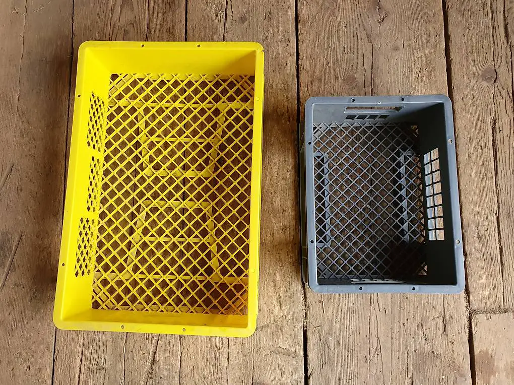 Plastik Harassen/ Holzkisten