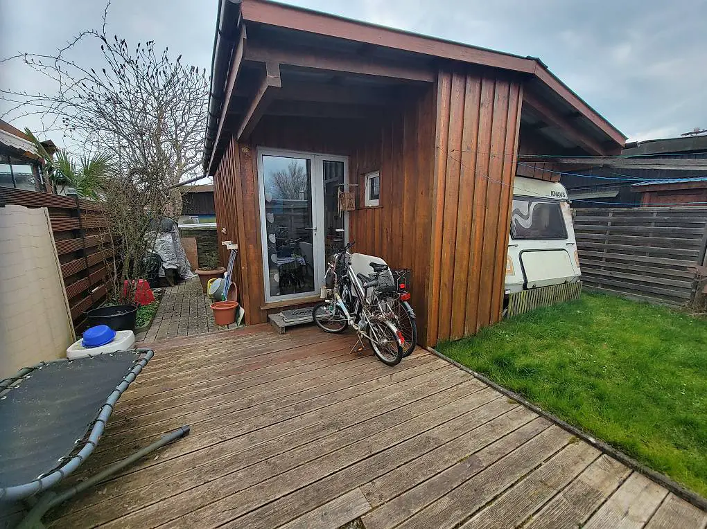 Parzelle mit Wohnwagen und Anbau auf Dauercamping am See