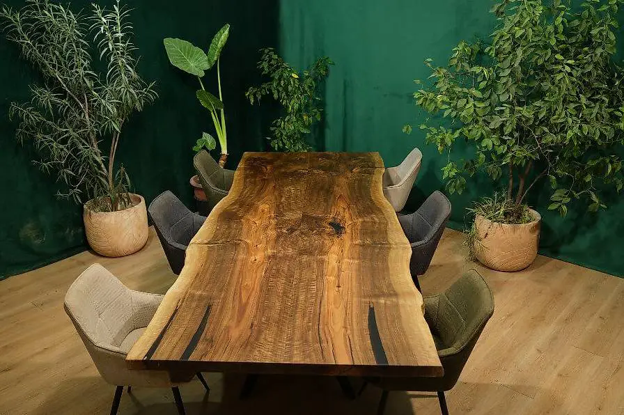 Natürlich edel: Nussbaumtisch für stilvolle Räume