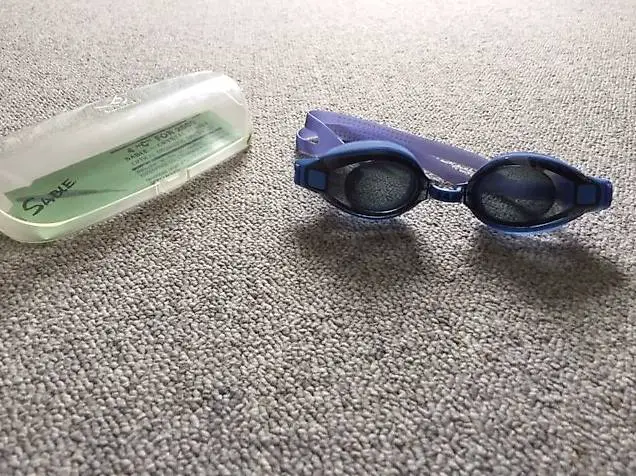 Schwimmbrille geschliffen