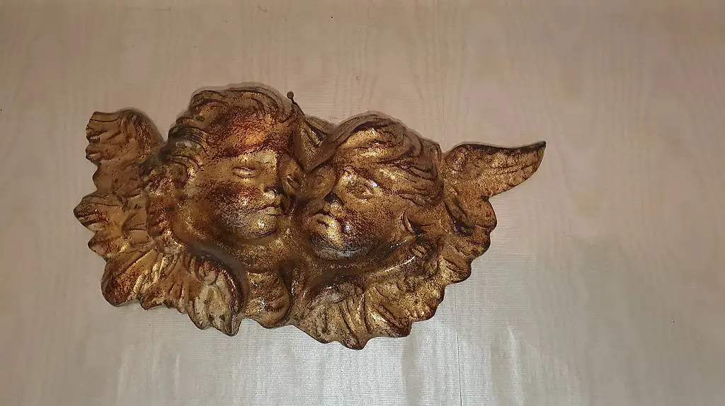 Engelköpfe als Wandschmuck