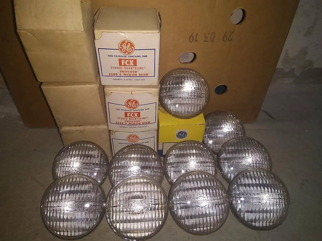 UNIFLOOD Spot Beam Studio Lamp Light Bulb 650W 120V Spot