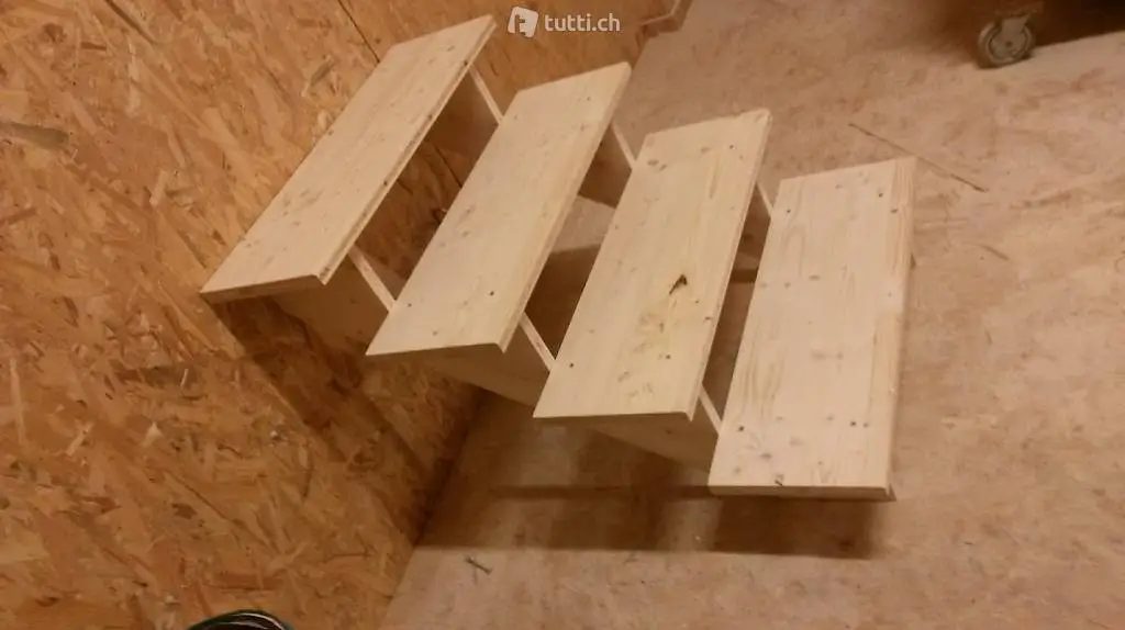 Neue Holztreppe zu verkaufen