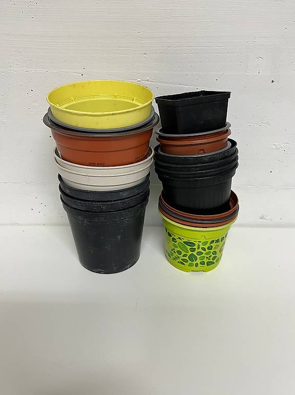 Diverse Kunststofftöpfe