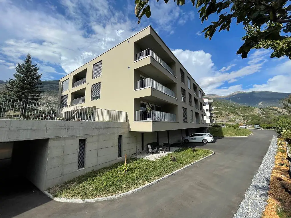 Innenparkplatz mit Ladestation für Elektroauto zu vermieten