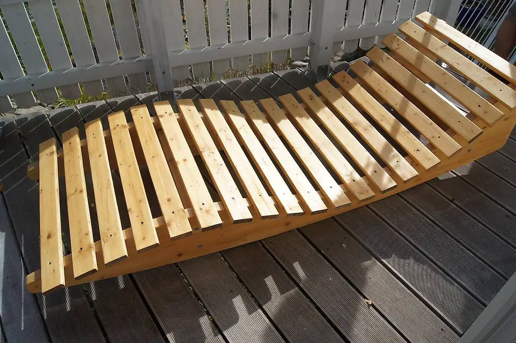 Schöner Liegestuhl aus Holz massiv