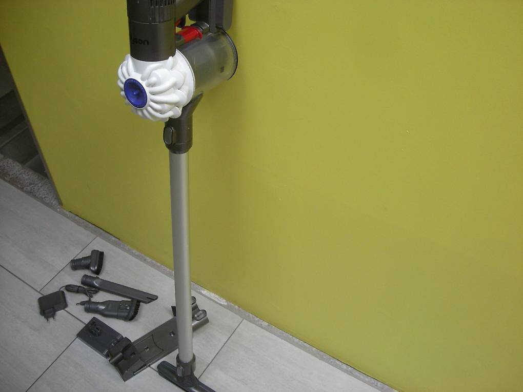 Dyson V-6 Akku-Handstaubsauger mit neue Batterie +Rohr