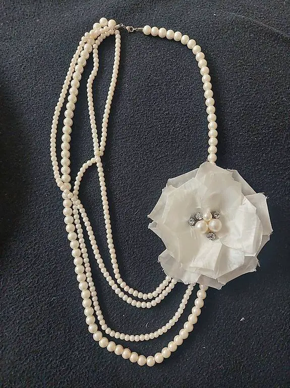 Schöne Perlenkette mit Stoffblume