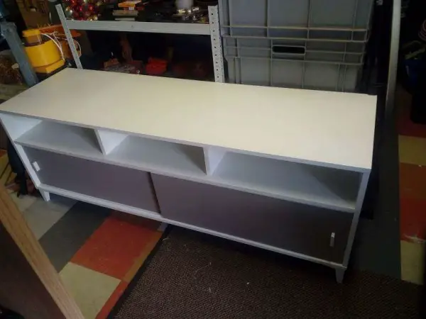 Ein älteres Sideboard mit Schiebetüren und vielen Fächern