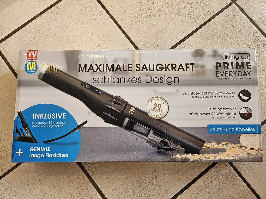 Handstaubsauger mit verschiedenen Aufsätzen