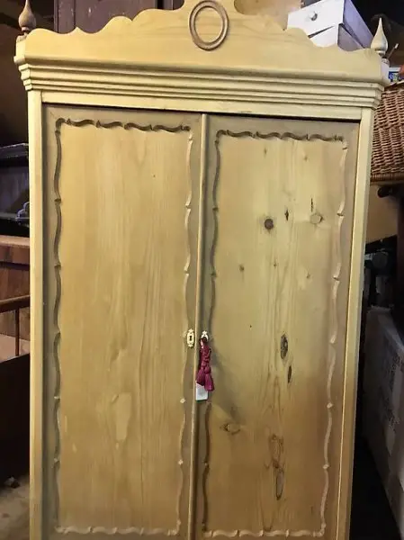 Antikes Tannenholz-Schränkchen