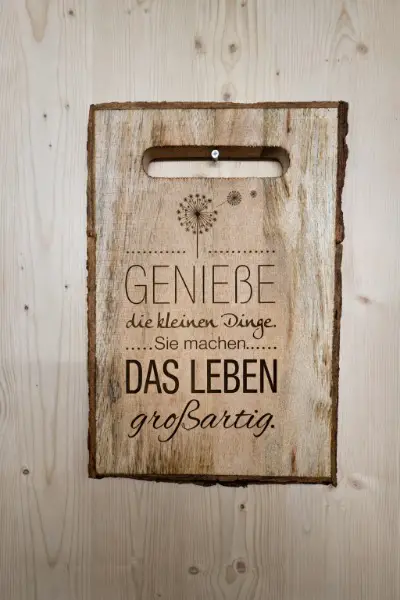 Rustikales Eichenbrett mit Baumrinde