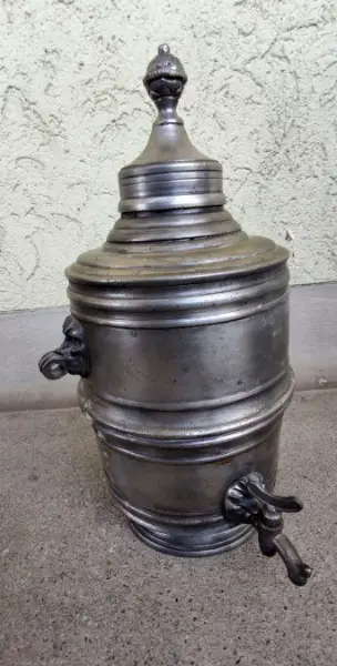 Alte Zinnkanne mit Schraubdeckel