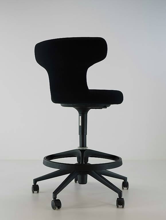 Vitra Pivot High Stool? Design von Antonio Citterio