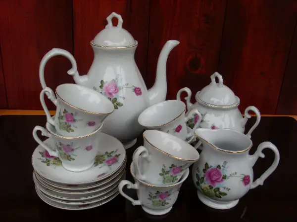 Service à thé ou à mocca en porcelaine made in China.