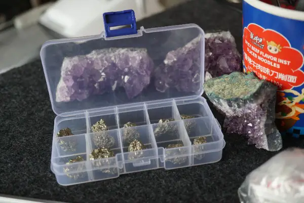 Pyrit Rohsteine Box voll