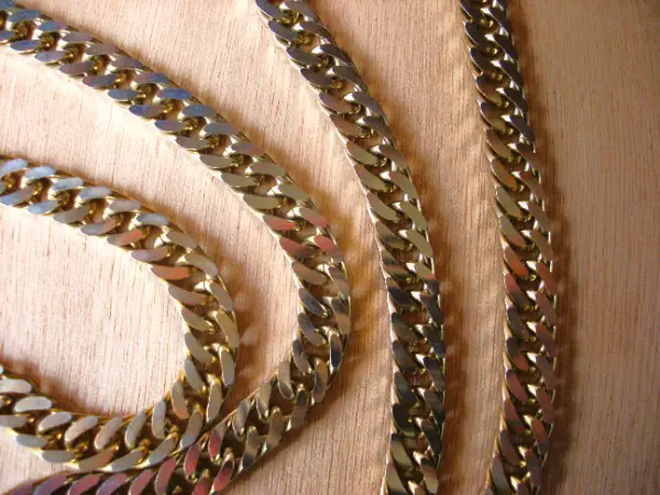 Collier sautoir maillons gourmette, dorés