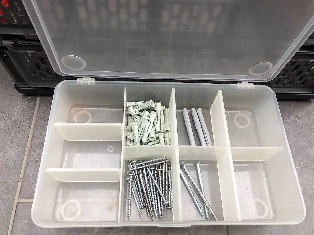 Plastikbox mit grossen Schrauben/Dübeln