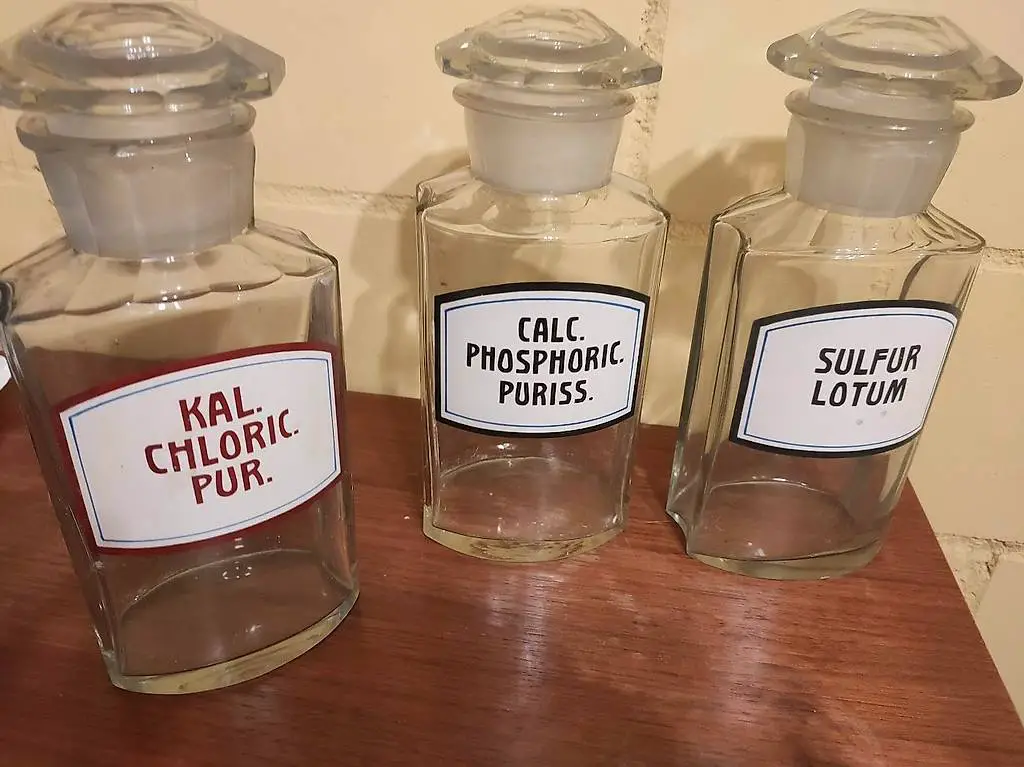 Drei alte Apothekerflaschen