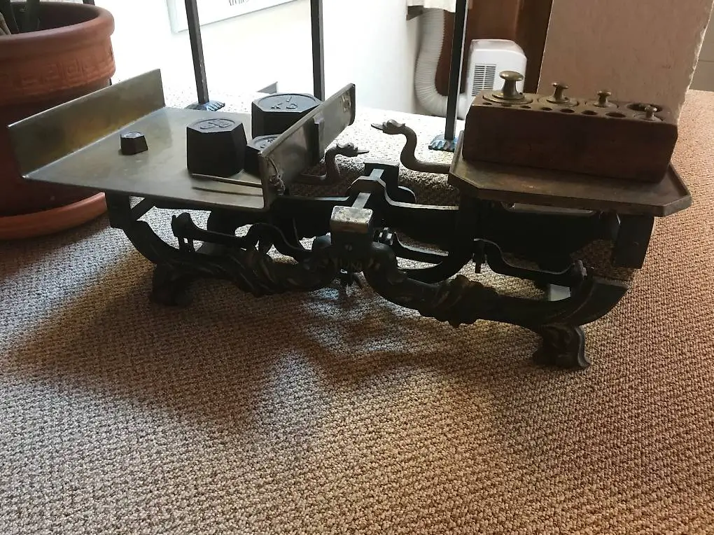 Balkenwaage mit Gewichten