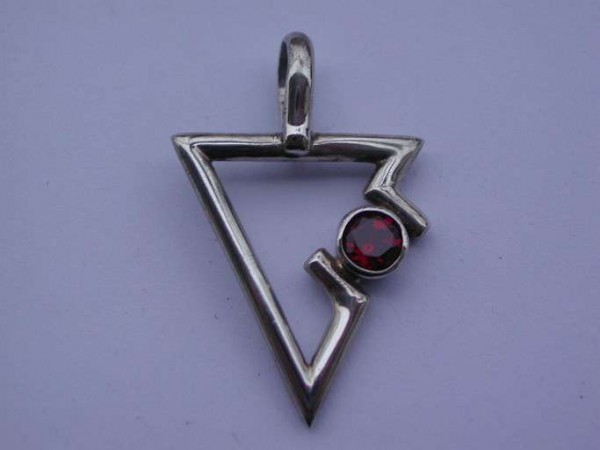 Pendentif triangle avec un magnifique Grenat Argent 925