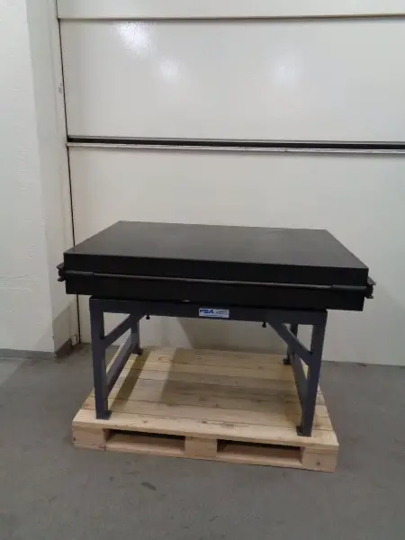 Mess- und Kontrolltisch aus Granit