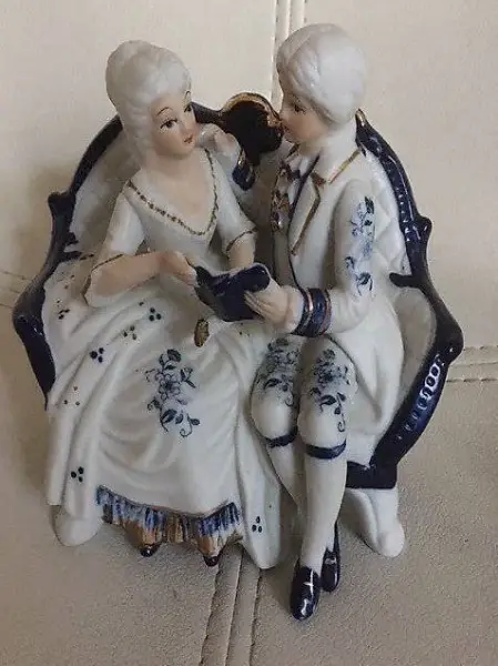 kleine liebliche Skulptur eines Pärchens