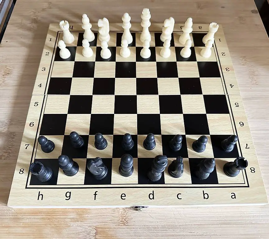 Schach in Holzbox neu