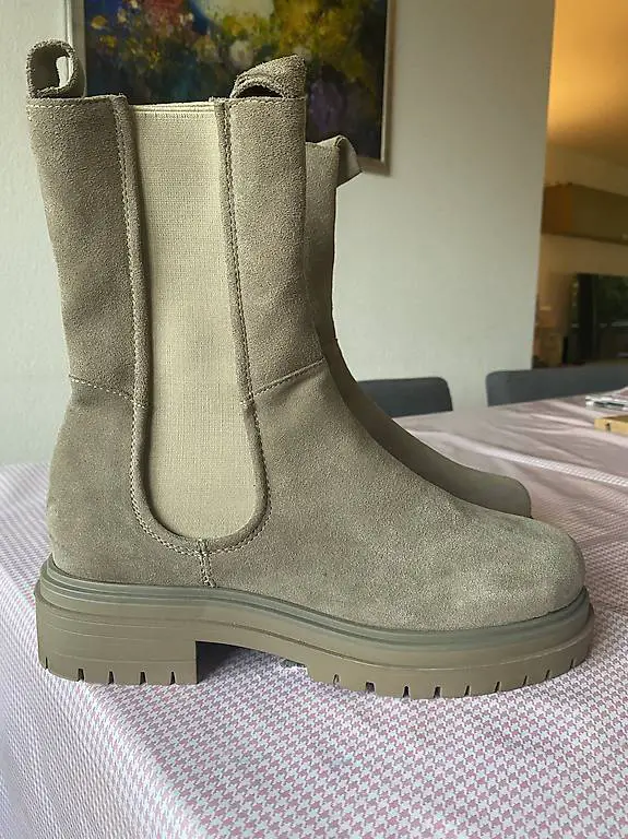 Beige Wildlederstiefel 40