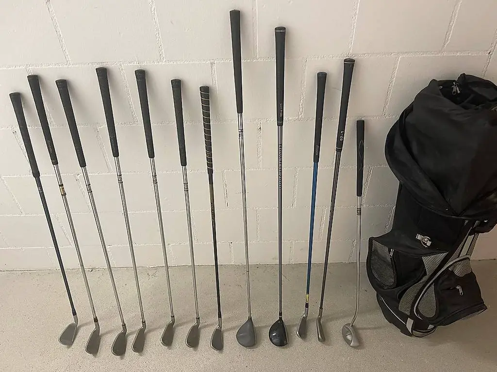 Golftasche + zwölf Golfschläger