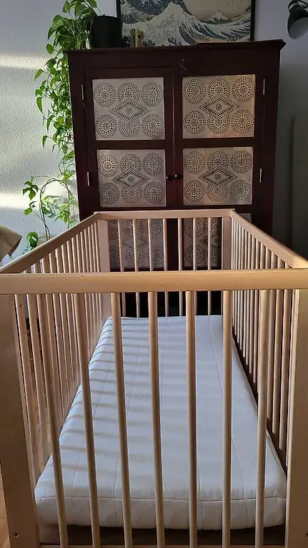 Lit d"enfant en bois