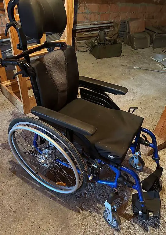 Rollstuhl neuwertig zum verkaufen.