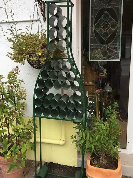 sehr spezielles Weingestell in Flaschenform