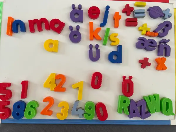Neuwertig: Magnettafel mit magnetischen Buchstaben/Zahlen