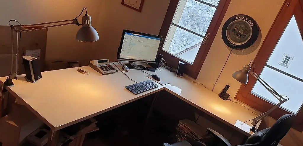 Bürotisch in weiss Glanz mit Metall Rundrohr Chromfüssen