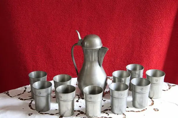 Antike Zinnkanne mit gravierten Bechern