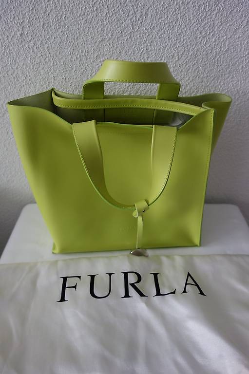17m3 Handtasche "Furla" in hellgrünem Leder