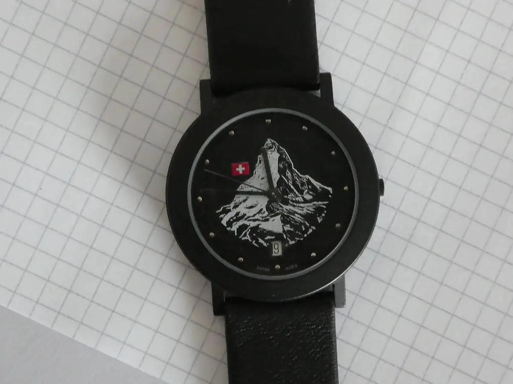 Quarz-Uhr mit Matterhorn-Sujet auf Zifferblatt