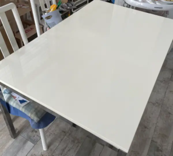 Vendo tavolo da pranzo usato (presenta dei graffi sopra)