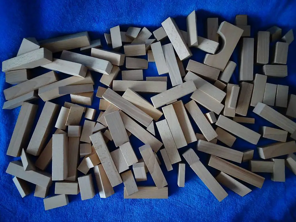 Bauklötze Naturholz, verschiedene Formen, 124teilig.