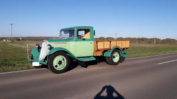 Citroen U23 als Gespann mit Wohnwagen